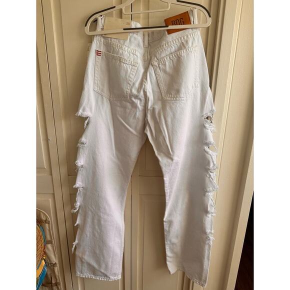 NWT Urban Outfitters BDG Mid-Rise Cowboy Jean - Destroyed Denim Size 29 - Picture 3 of 8